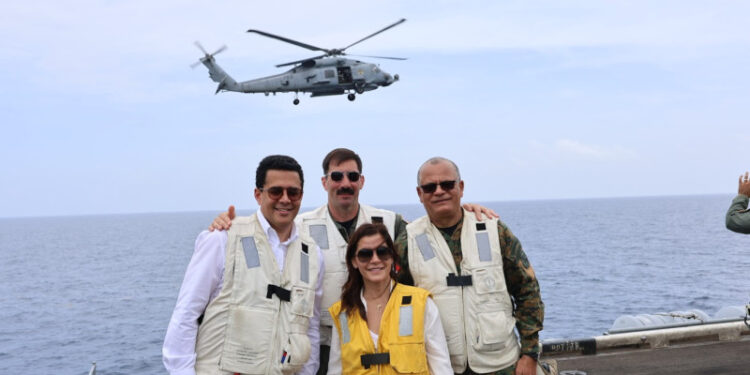 Ministro David Collado y la embajadora Leah Campos visitan portaaviones de Estados Unidos