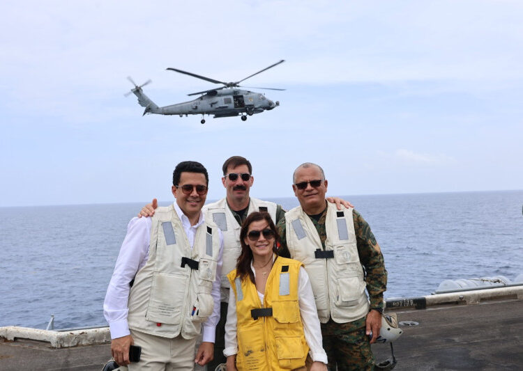 Ministro David Collado y la embajadora Leah Campos visitan portaaviones de Estados Unidos