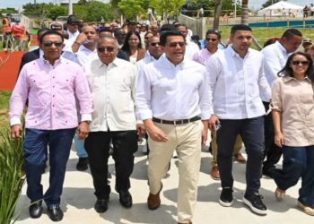 Ministro de Turismo supervisa construcción parque urbano en los Bajos de Haina