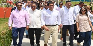 Ministro de Turismo supervisa construcción parque urbano en los Bajos de Haina